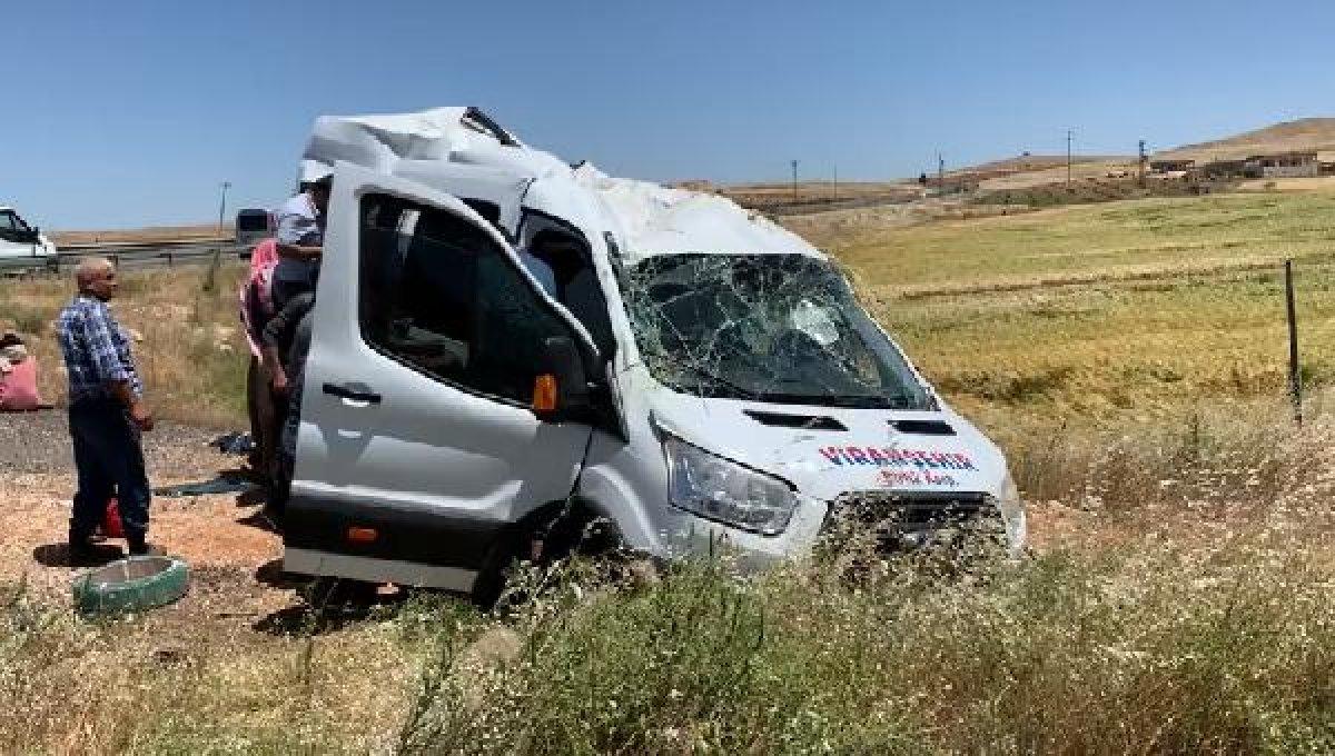 Şanlıurfa'da minibüs devrildi: 13 yaralı