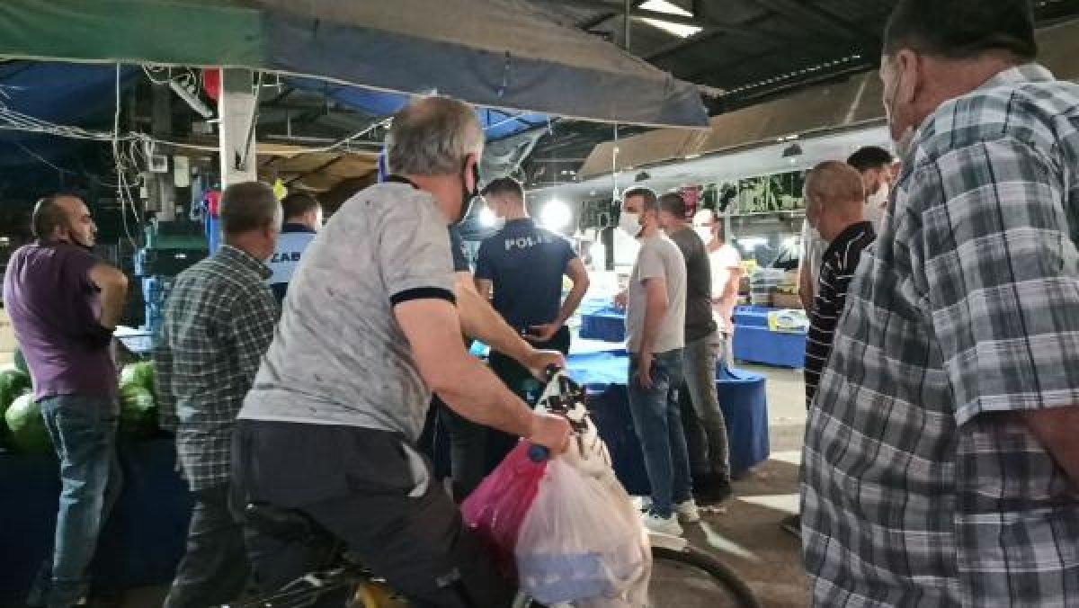 Sakarya'da, karpuz almayan müşterisini bıçakla kovaladı