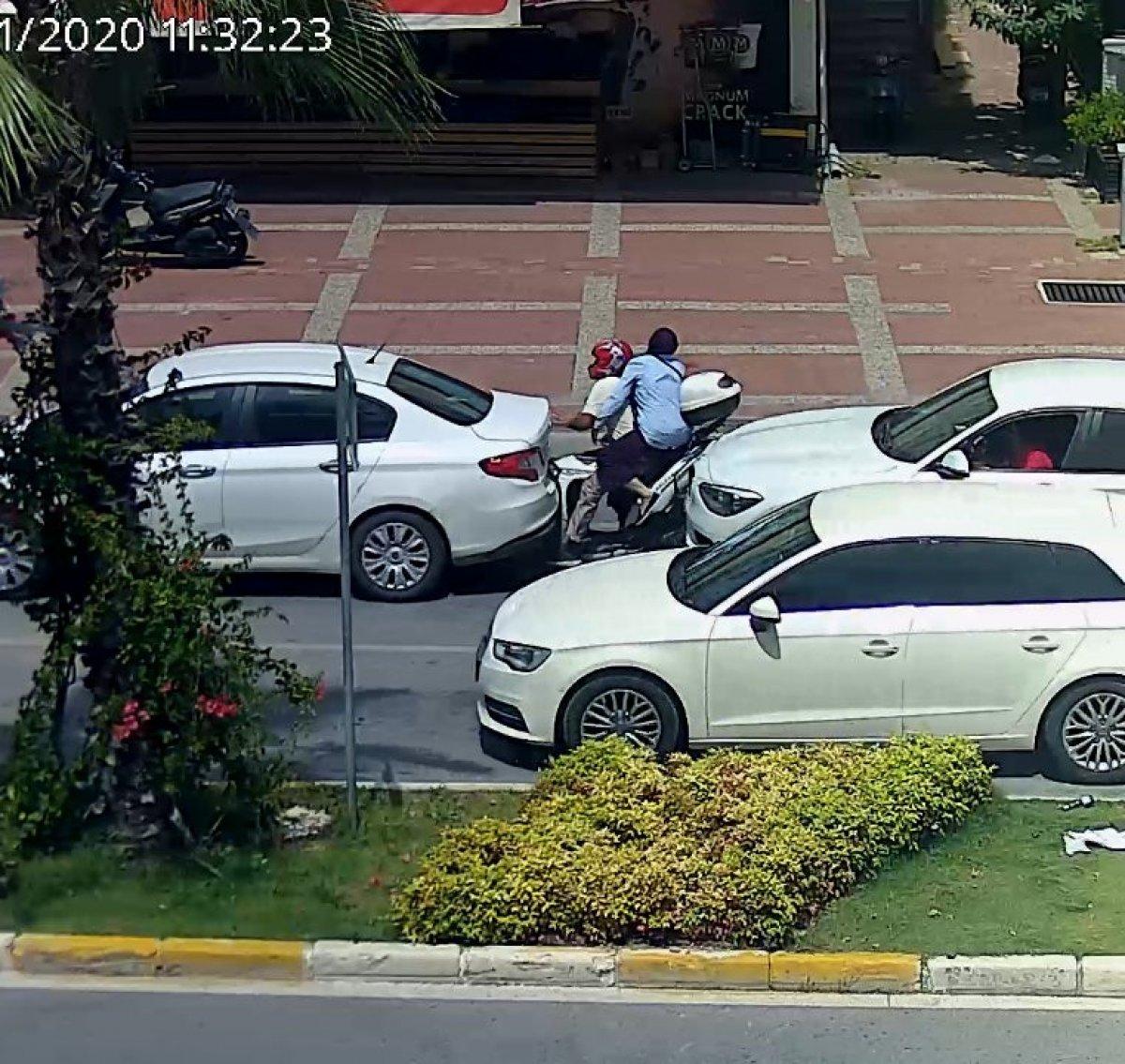 Antalya'da otomobil motosiklete çarptı: 2 yaralı