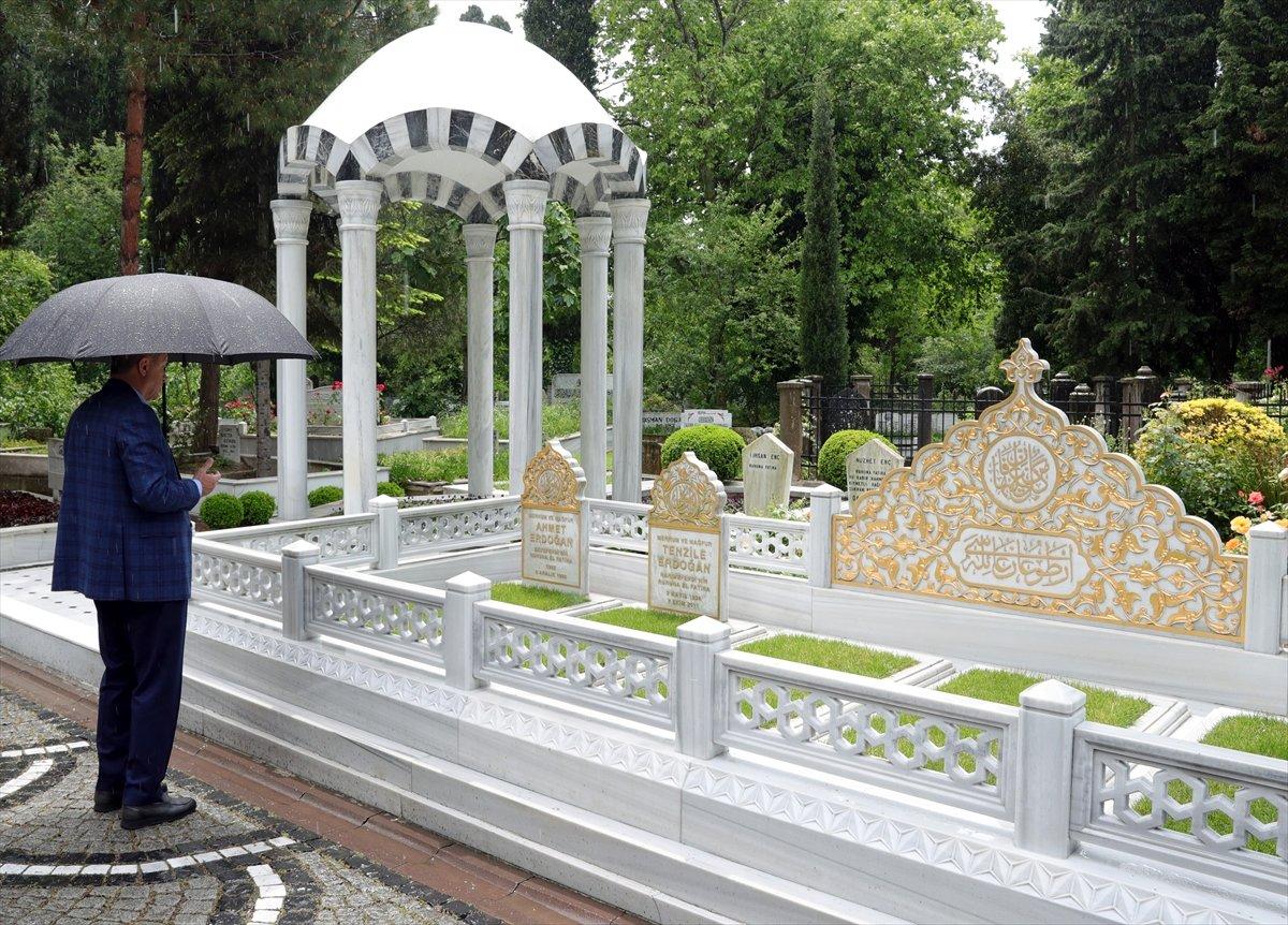 Erdoğan, babası ve annesinin kabristanını ziyaret etti