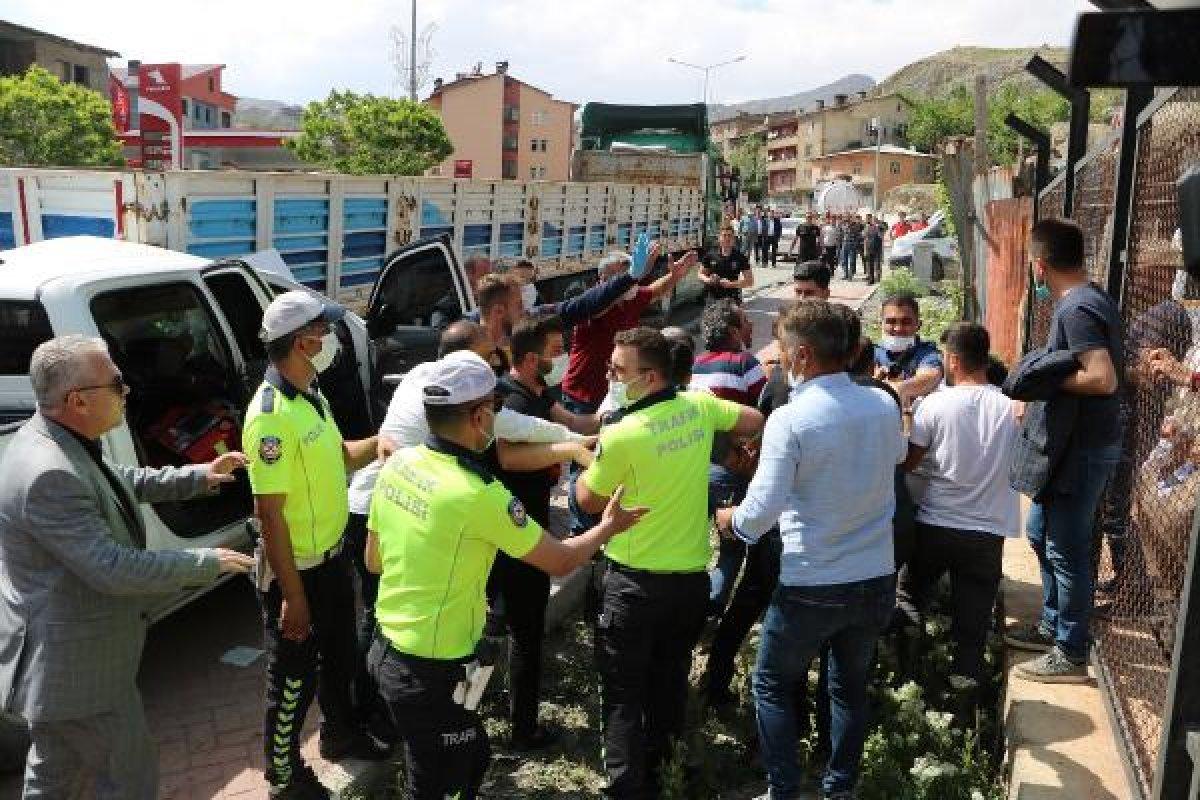 Hakkari'de vatandaşı uyaran polise saldırı