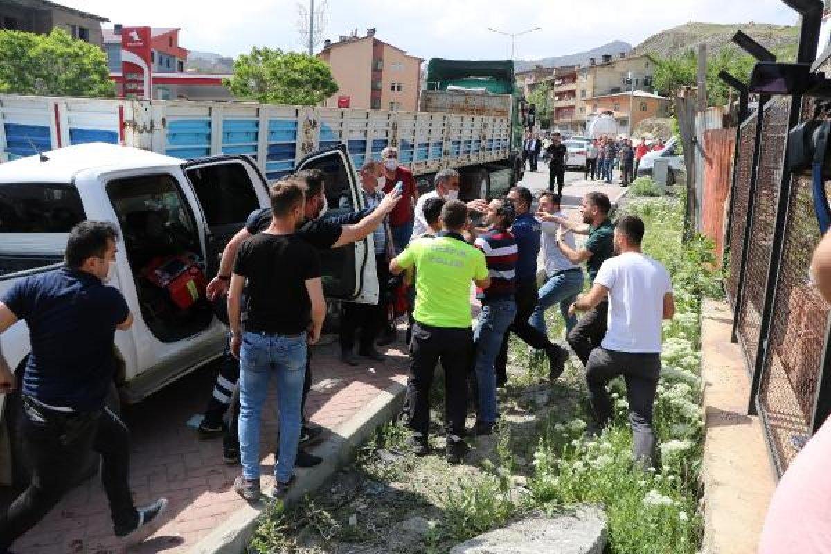 Hakkari'de vatandaşı uyaran polise saldırı