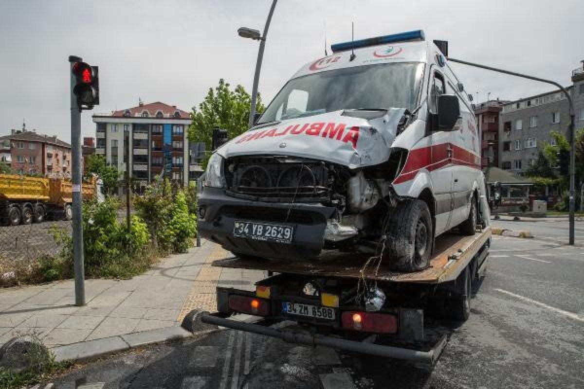 Bahçelievler'de ambulans kaza yaptı: 3 yaralı