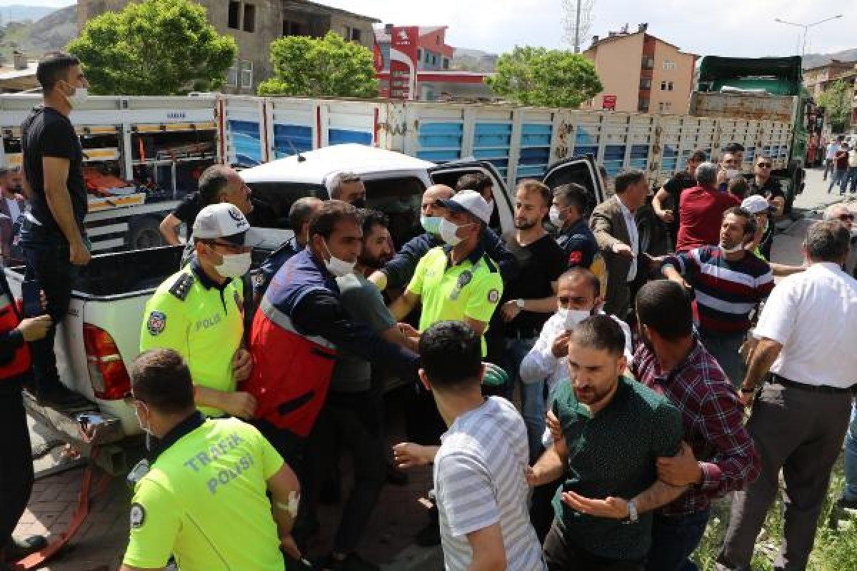 Hakkari'de vatandaşı uyaran polise saldırı