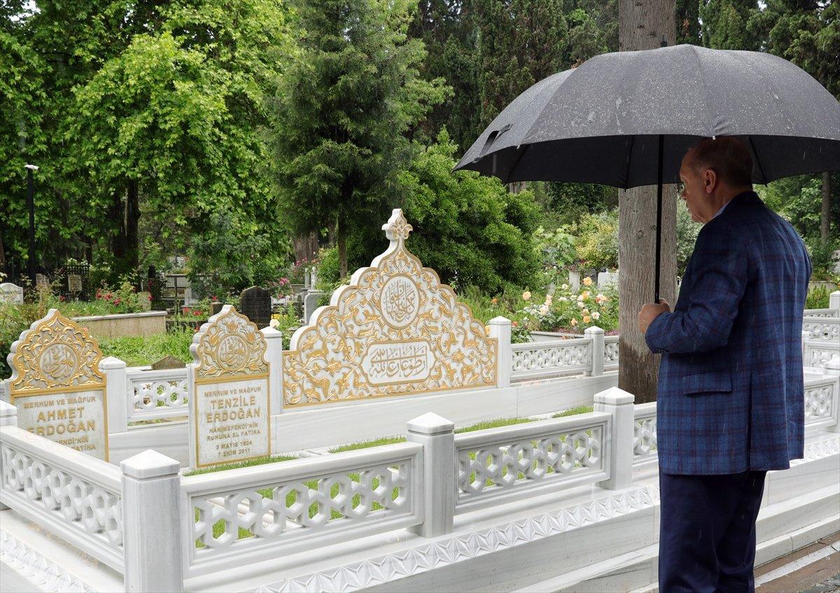 Erdoğan, babası ve annesinin kabristanını ziyaret etti