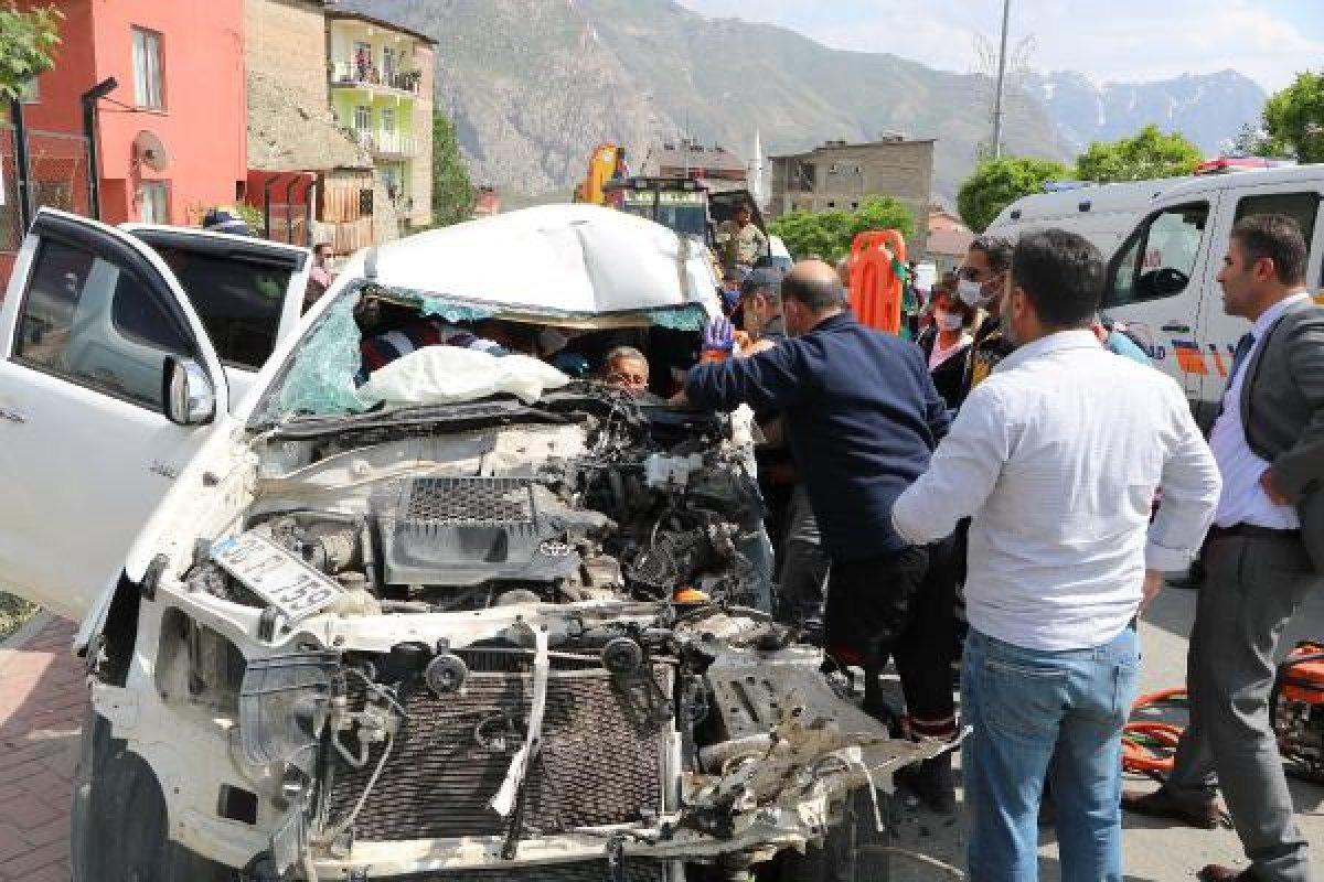 Hakkari'de vatandaşı uyaran polise saldırı