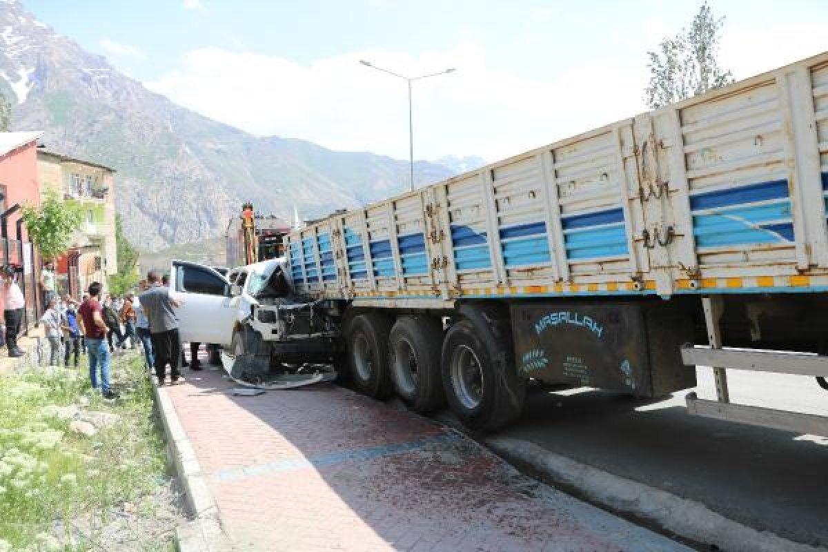 Hakkari'de vatandaşı uyaran polise saldırı