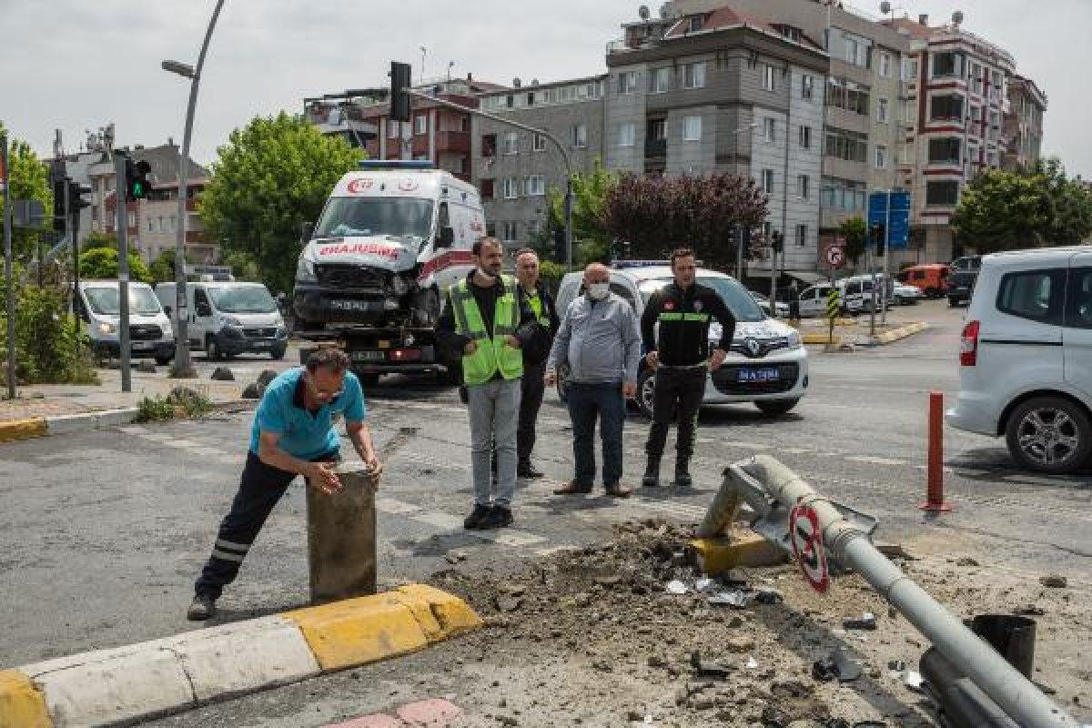 Bahçelievler'de ambulans kaza yaptı: 3 yaralı
