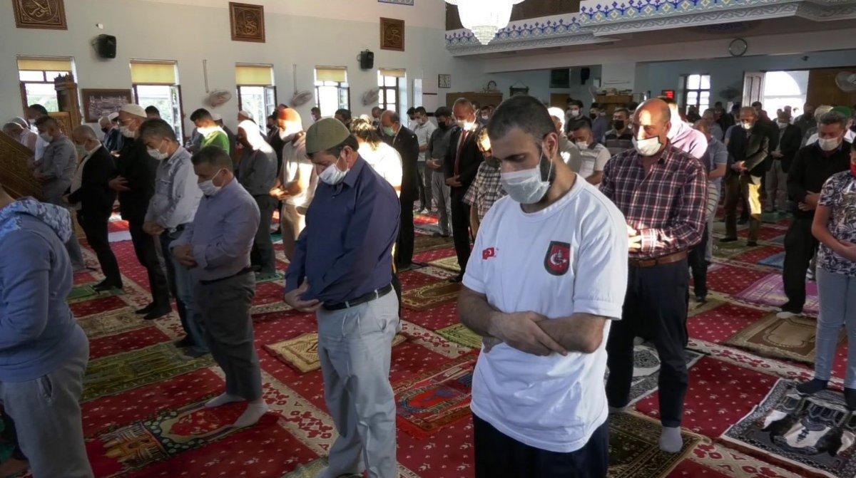 KKTC'de bayram namazında ilginç anlar