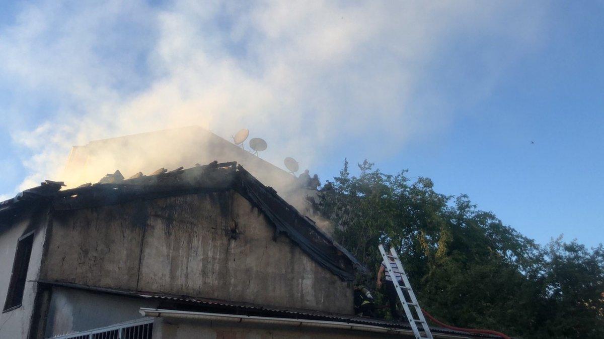 Bursa'da çıkan yangın bir evi küle çevirdi