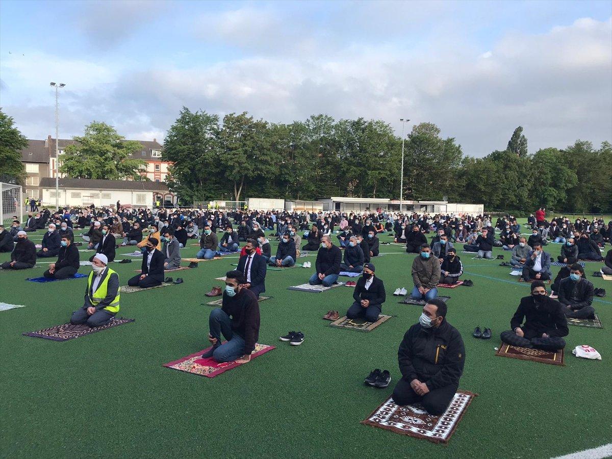 Stockholm'de bayram namazı futbol sahasında kılındı