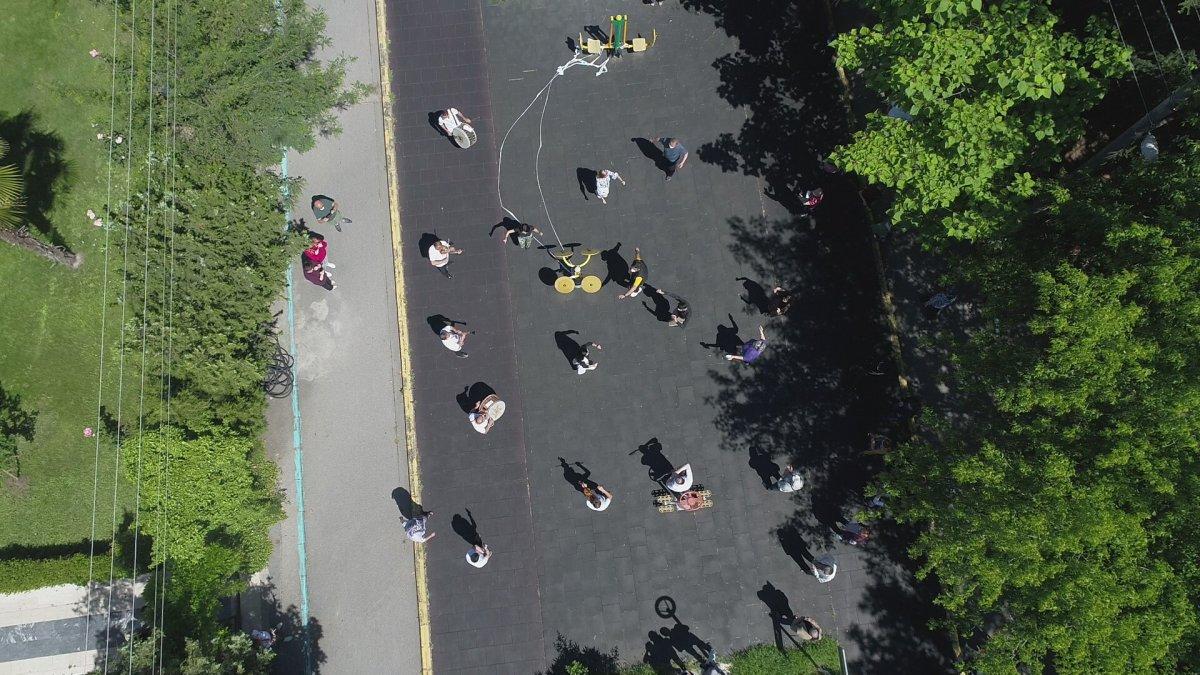 Bursa'da sokağa çıkan yaşlılar, bayramı oynayarak kutladı