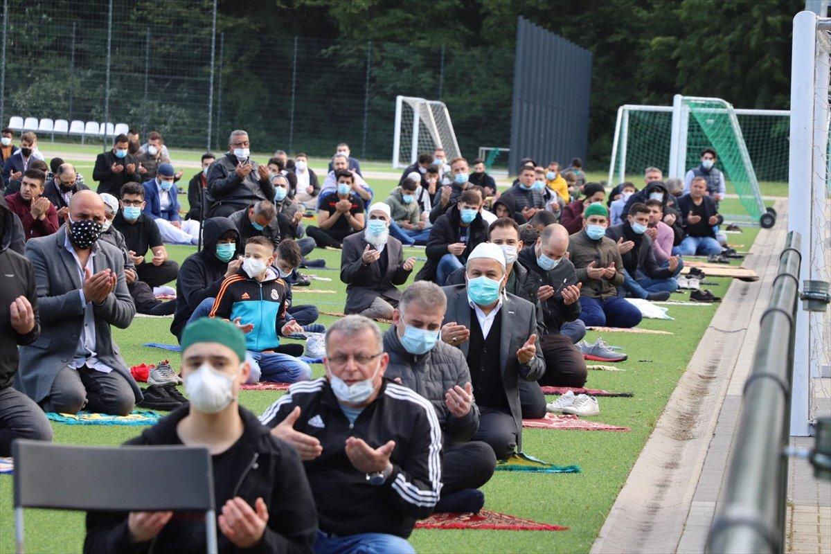 Stockholm'de bayram namazı futbol sahasında kılındı