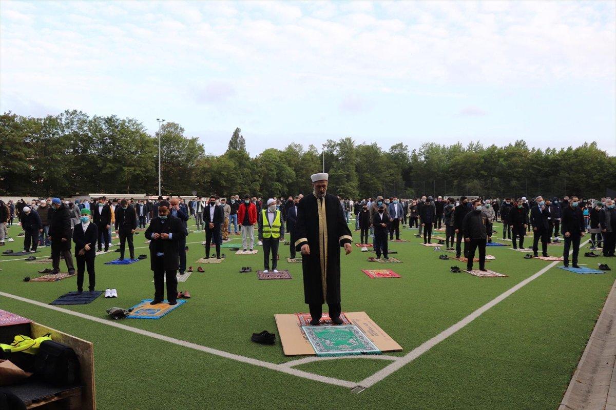 Stockholm'de bayram namazı futbol sahasında kılındı