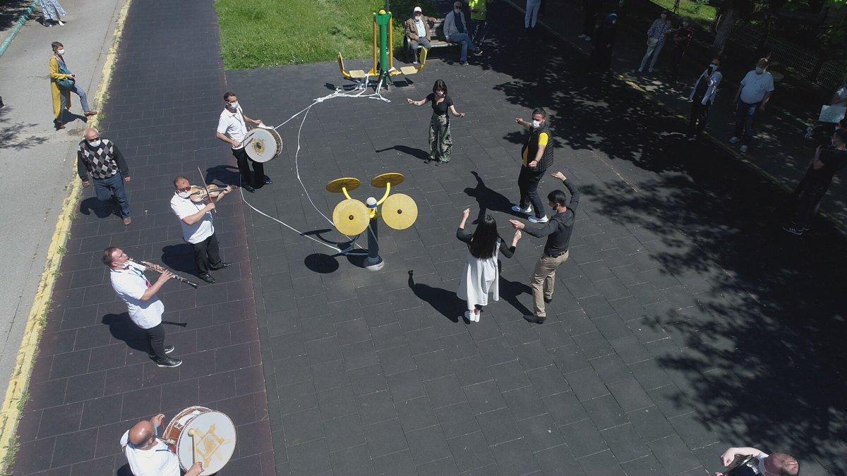 Bursa'da sokağa çıkan yaşlılar, bayramı oynayarak kutladı