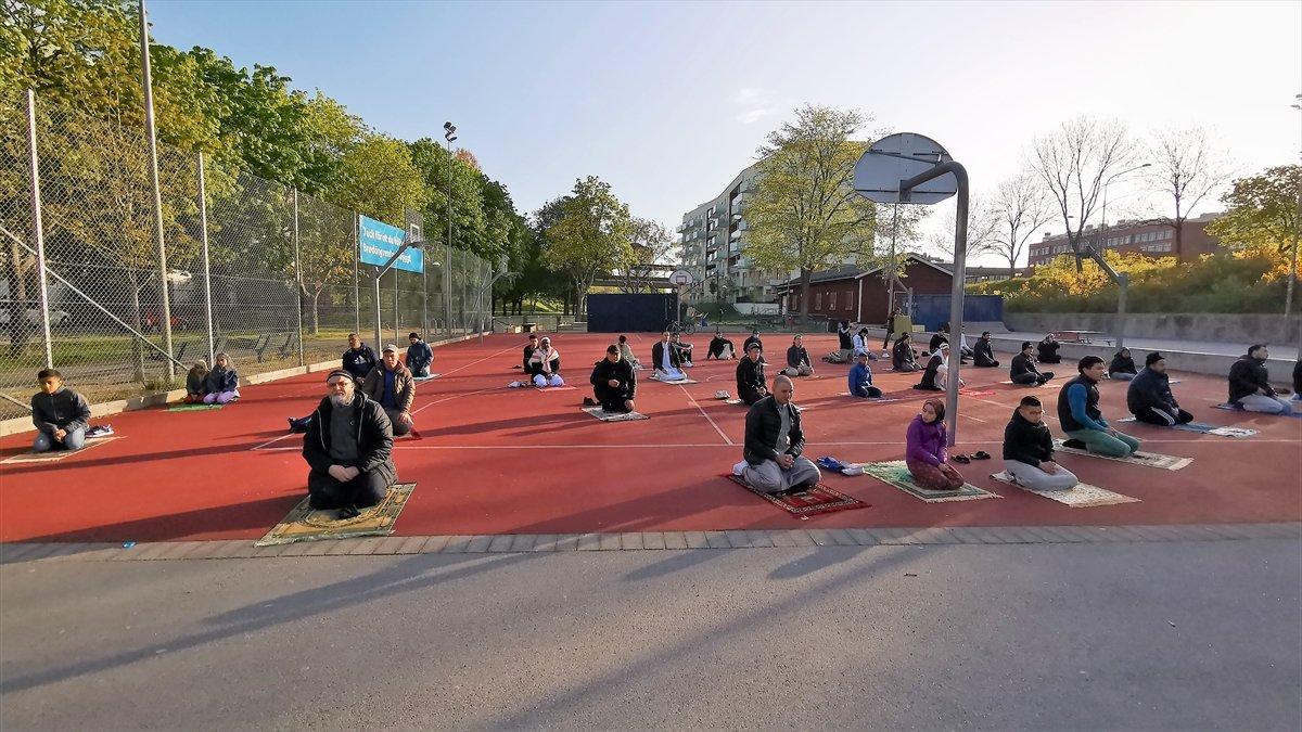Stockholm'de bayram namazı futbol sahasında kılındı