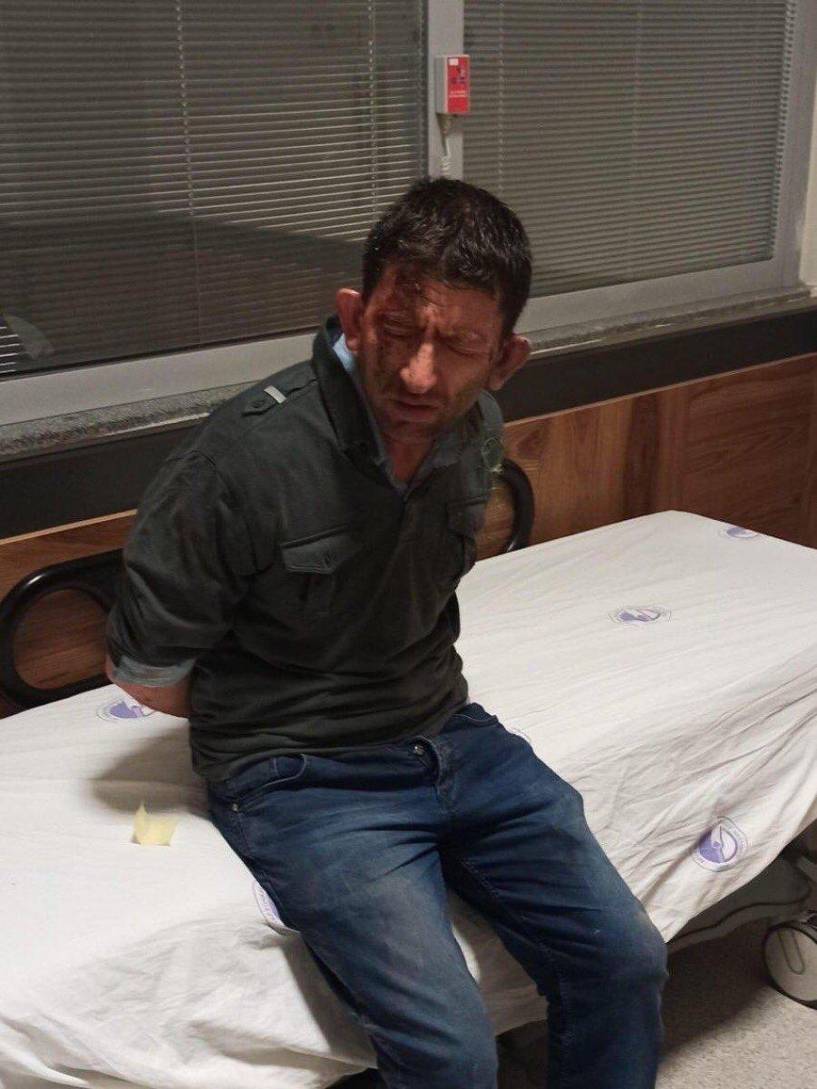 Ambulansa taş atıp, polisin başına kürekle vurdu