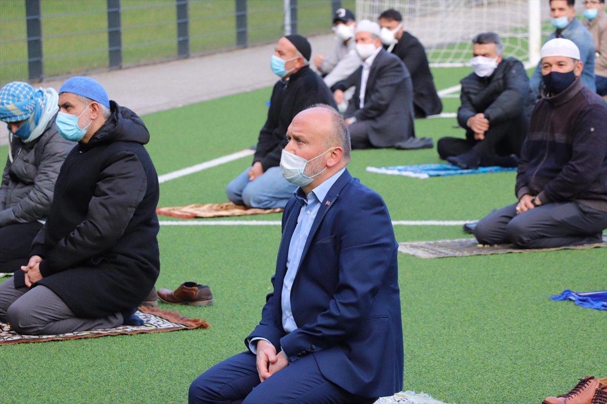 Stockholm'de bayram namazı futbol sahasında kılındı