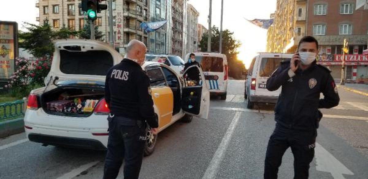 Sokağa çıkma yasağından taksiyle içki satarken yakalandı