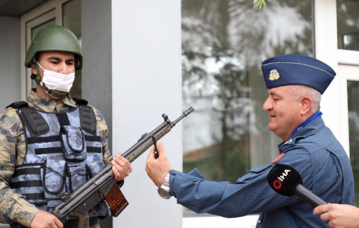 Malatya’da nöbetteki askere komutanından sürpriz