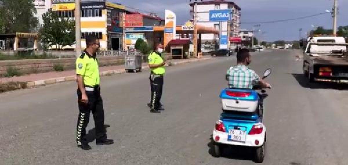Iğdır'da akülü bisiklet hediye edilen Azat'ın mutluluğu