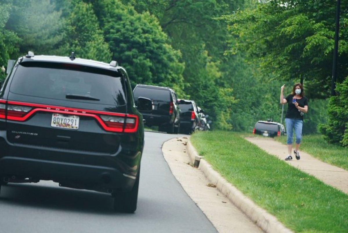 Golf oynamaya giden Trump'a el hareketi çekti