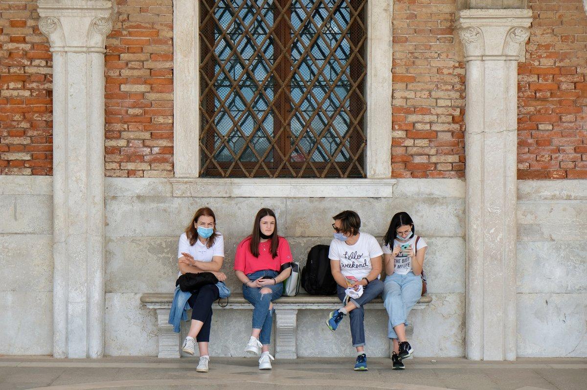 İtalya'da gençlere koronavirüs uyarısı