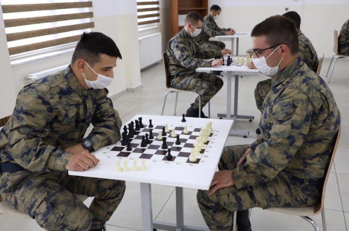 Malatya’da nöbetteki askere komutanından sürpriz