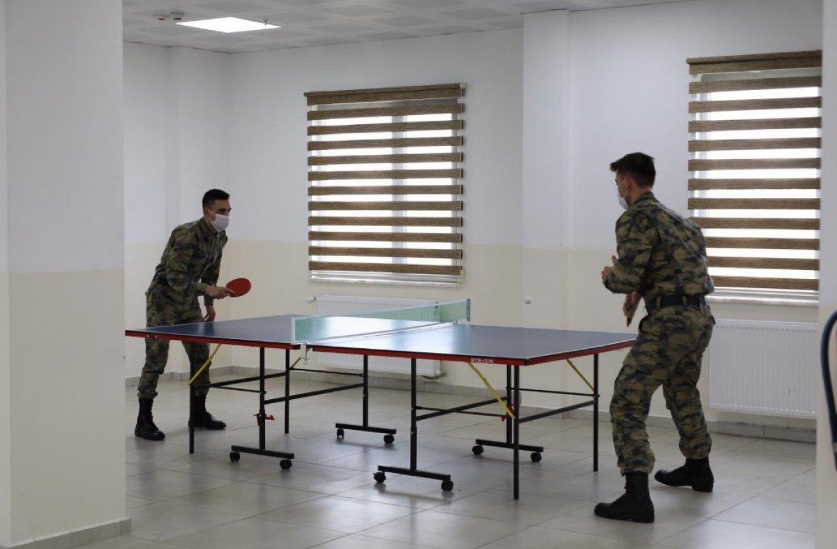 Malatya’da nöbetteki askere komutanından sürpriz