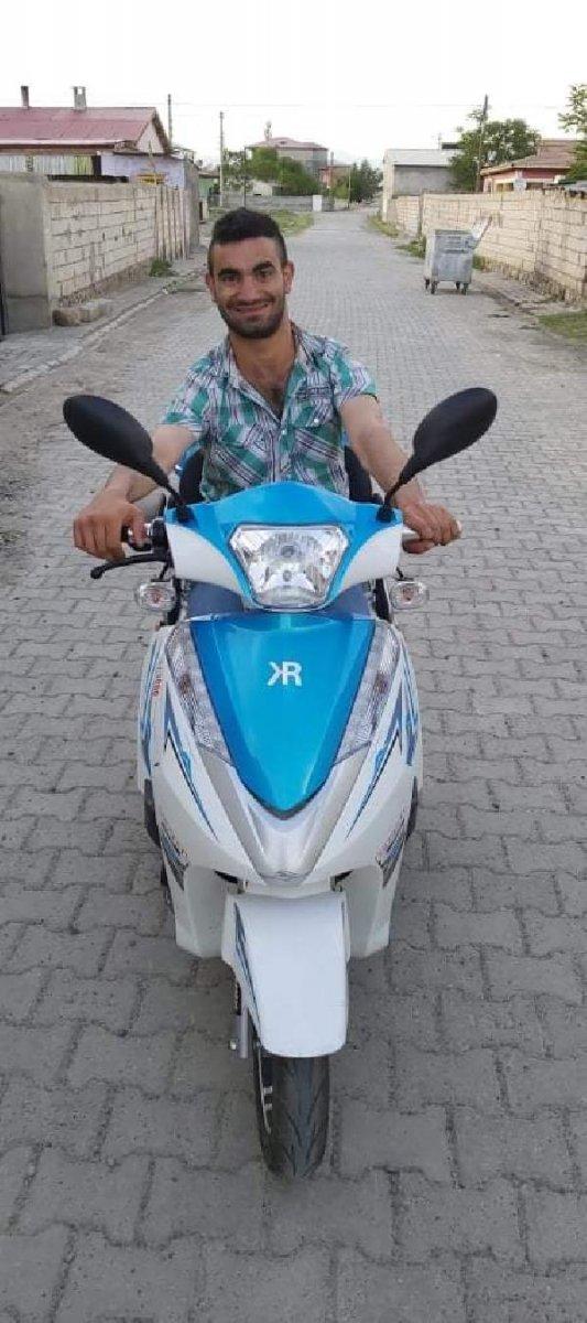 Iğdır'da akülü bisiklet hediye edilen Azat'ın mutluluğu