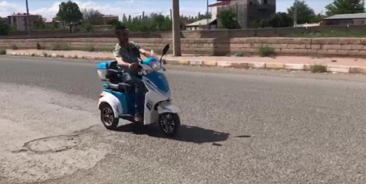 Iğdır'da akülü bisiklet hediye edilen Azat'ın mutluluğu