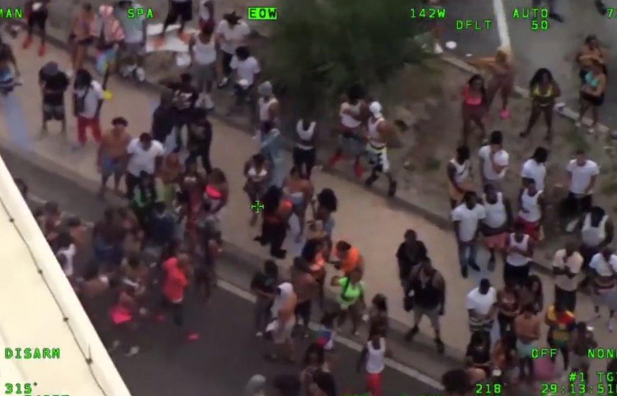 Florida'da koronaya rağmen sokak partisi düzenlediler