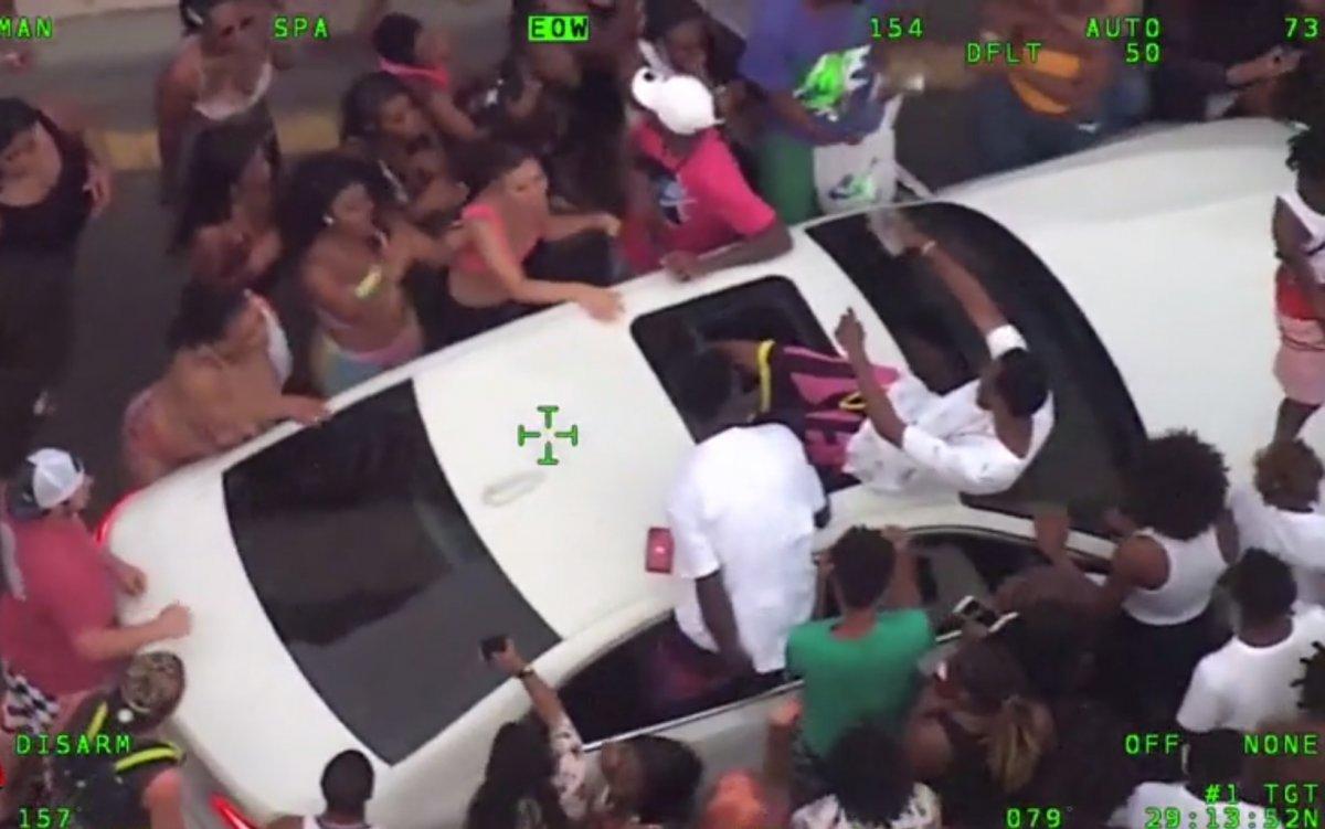 Florida'da koronaya rağmen sokak partisi düzenlediler