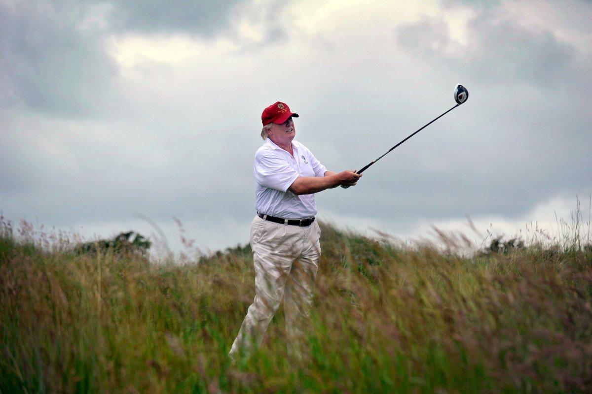 Golf oynamaya giden Trump'a el hareketi çekti