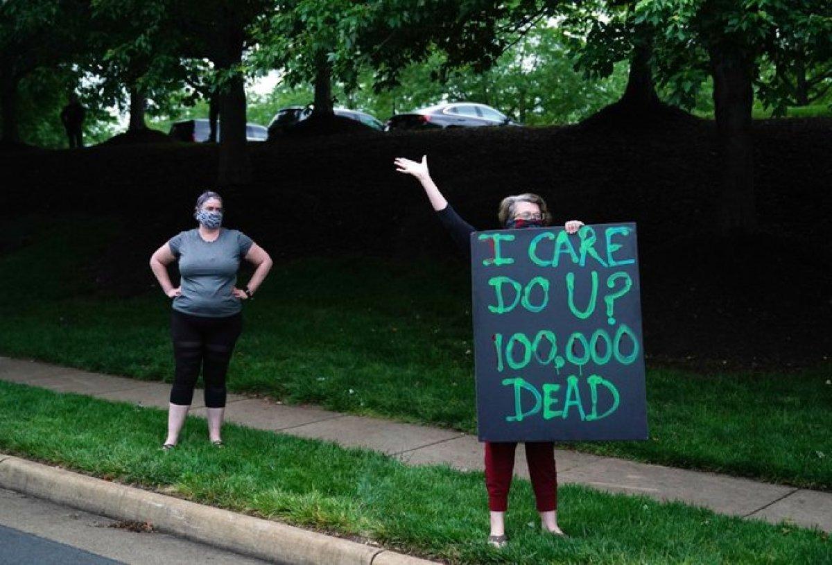 Golf oynamaya giden Trump'a el hareketi çekti