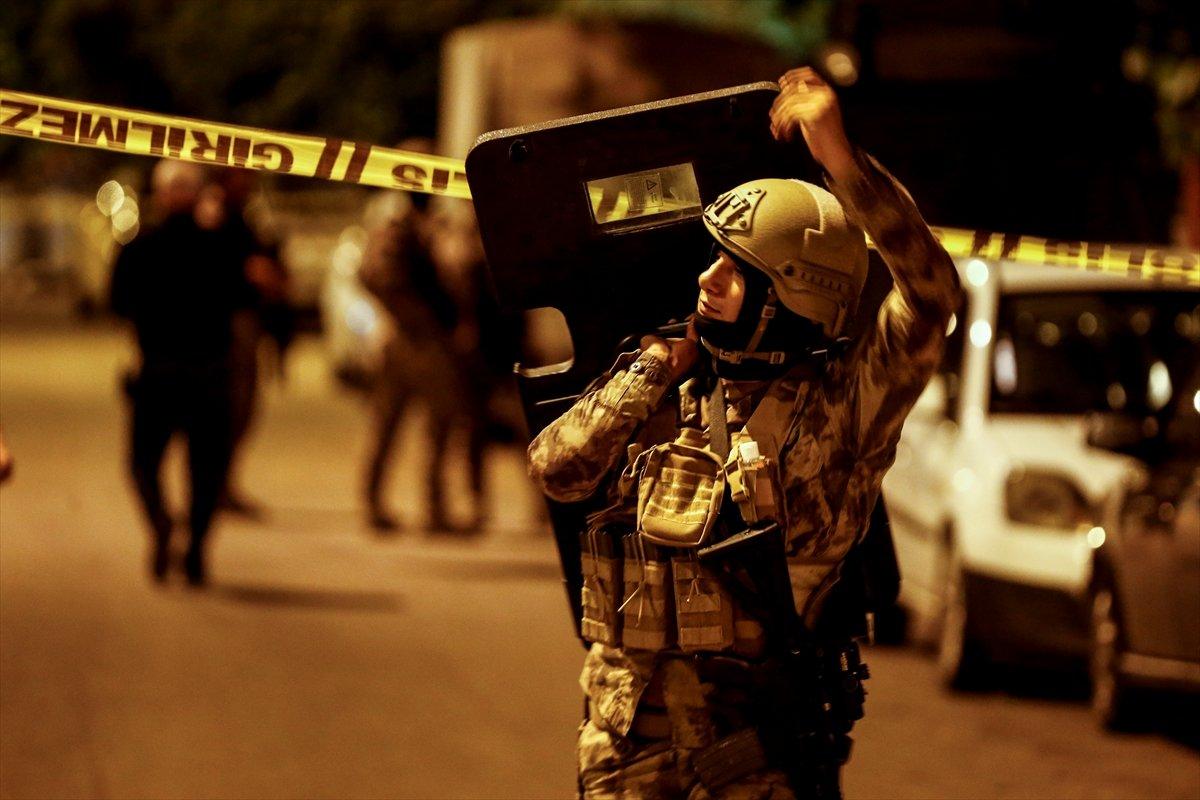 Antalya'da bir kişi evin odasına kendisini kilitledi