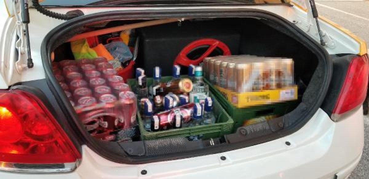 Sokağa çıkma yasağından taksiyle içki satarken yakalandı