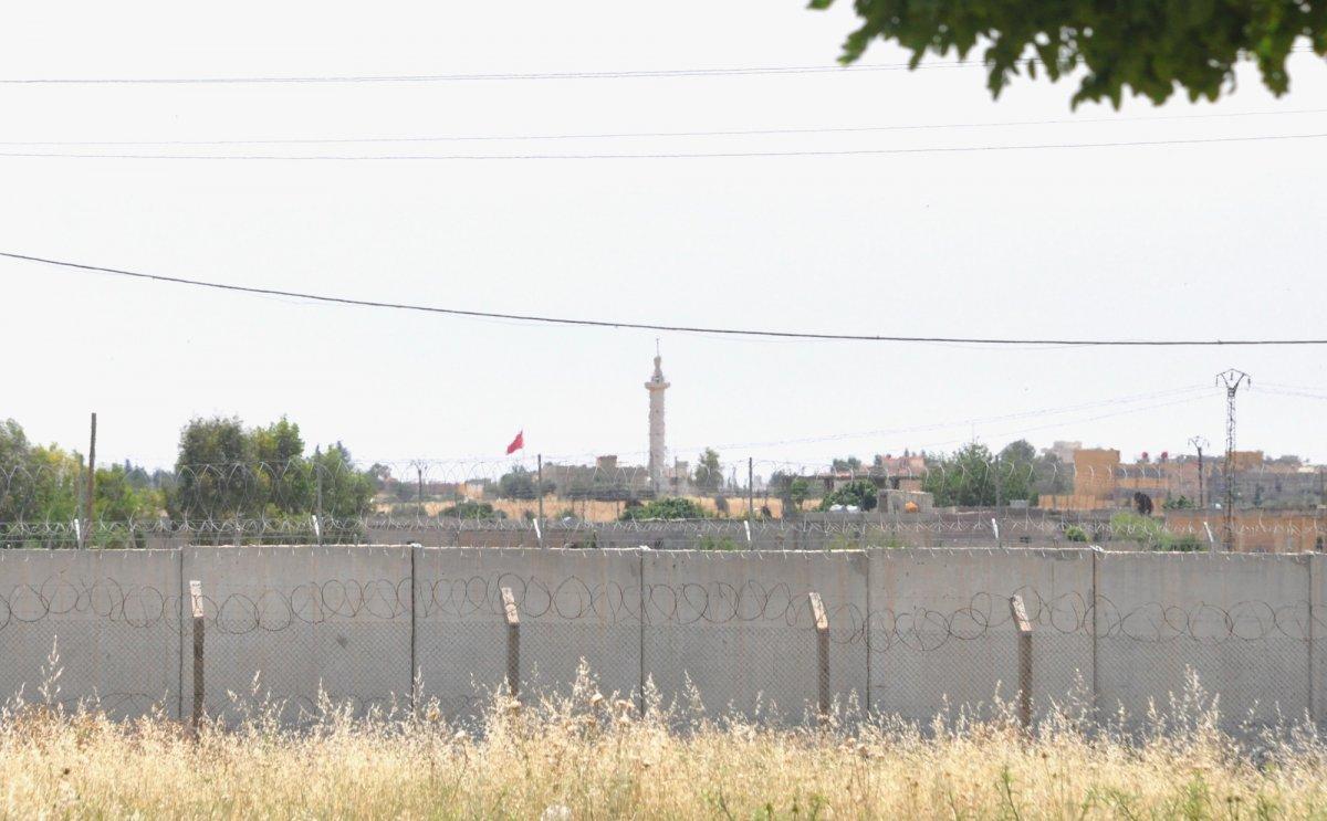 Tel Abyad’a iki Türk bayrağı asıldı