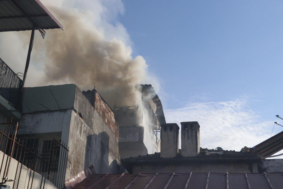 Oturduğu evi önce yaktı, sonra kaçtı