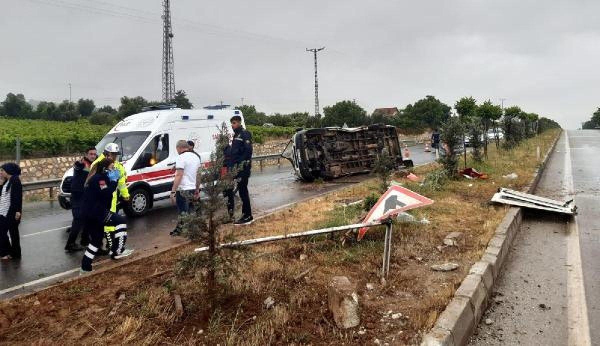 Manisa’da işçi minibüsü devrildi: 15 yaralı