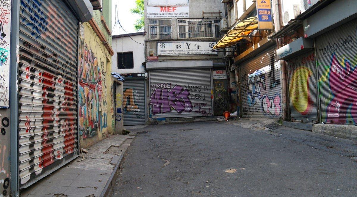 Kepenklerin indiği İstanbul’da grafitiler konuşuyor