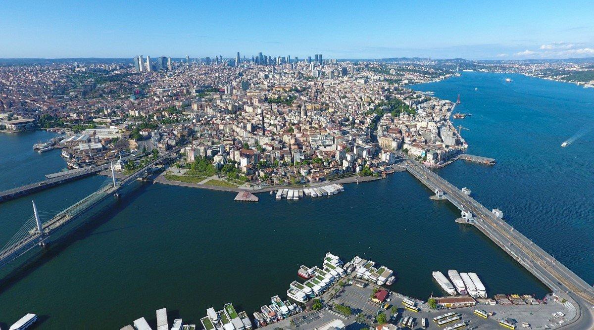 Kepenklerin indiği İstanbul’da grafitiler konuşuyor