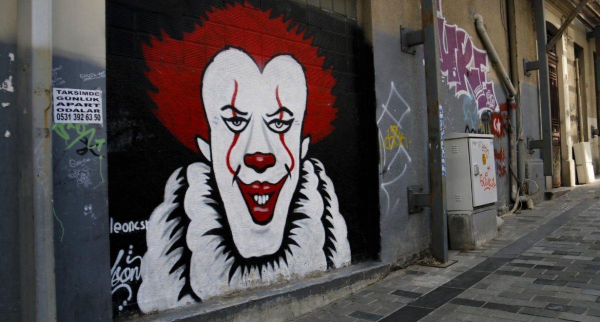 Kepenklerin indiği İstanbul’da grafitiler konuşuyor