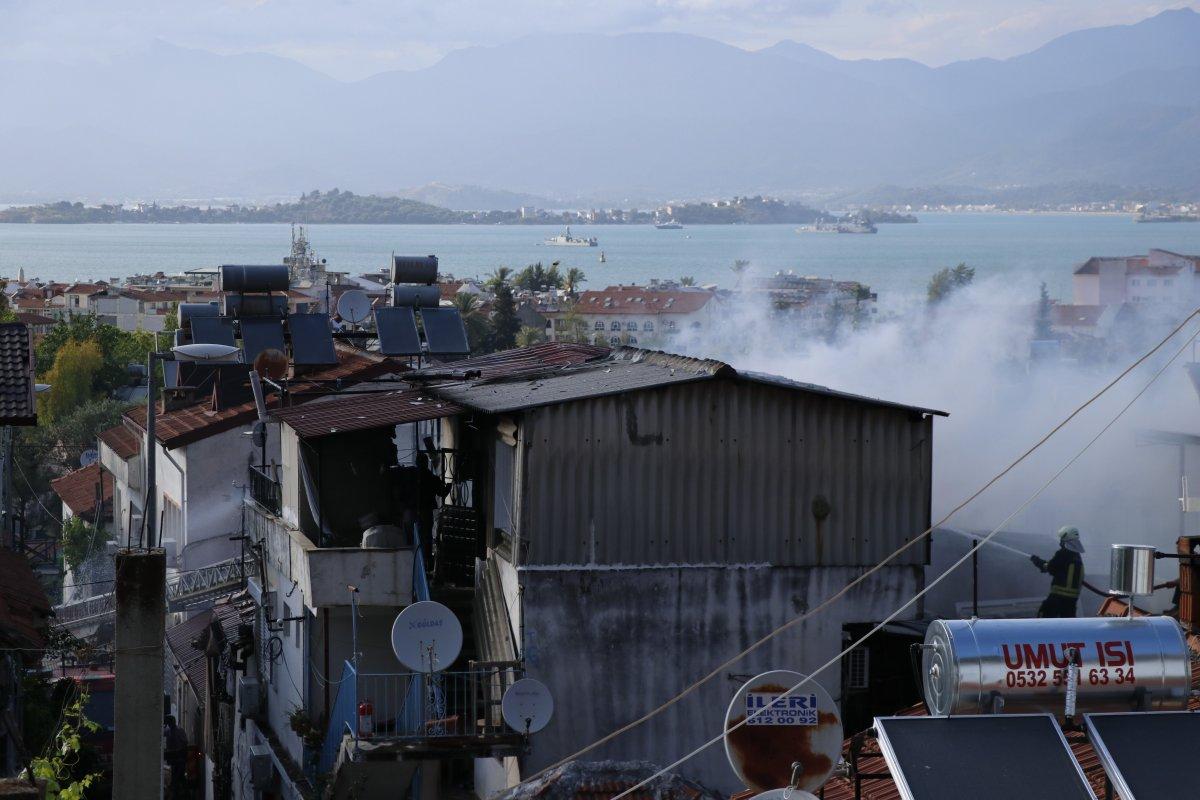 Oturduğu evi önce yaktı, sonra kaçtı