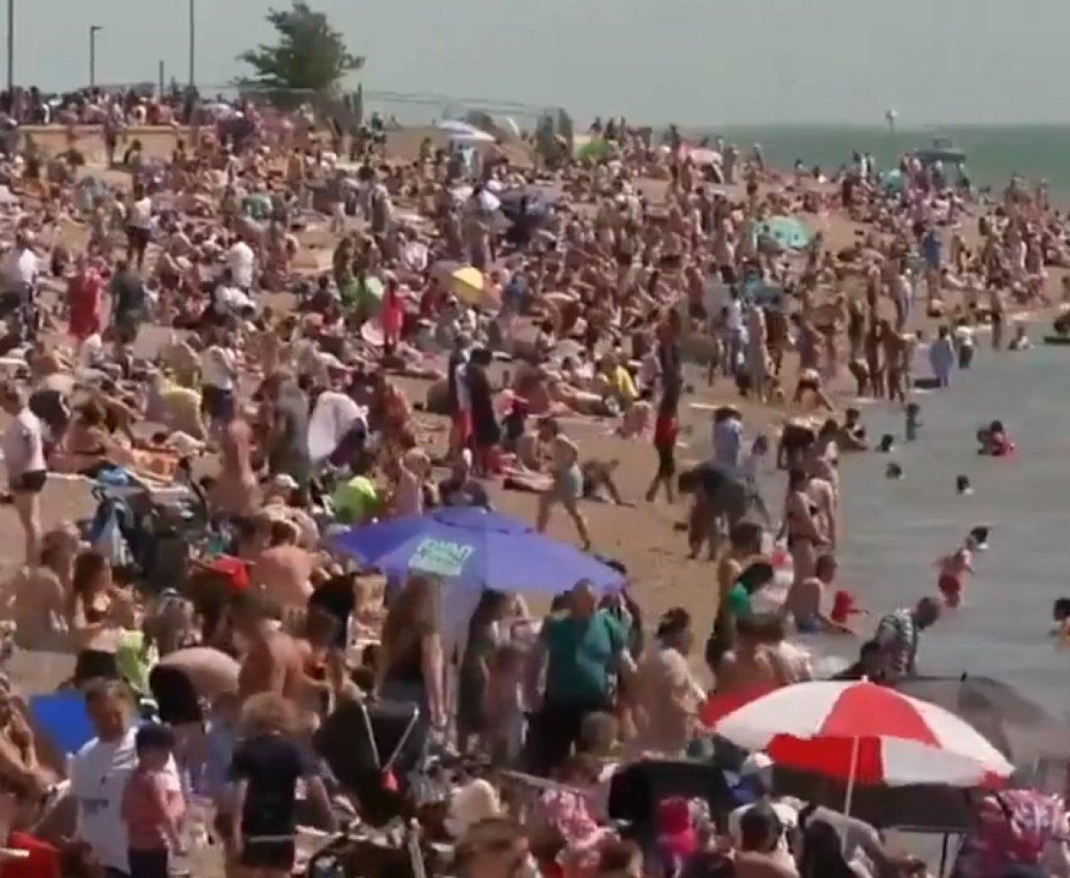 İngiltere'de plajlar tıklım tıklım doldu