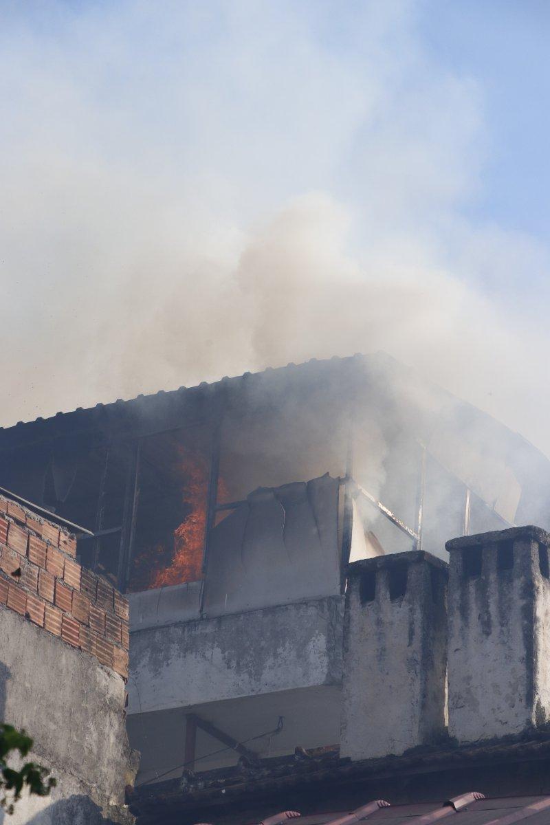 Oturduğu evi önce yaktı, sonra kaçtı