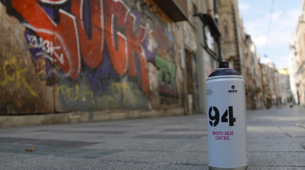 Kepenklerin indiği İstanbul’da grafitiler konuşuyor