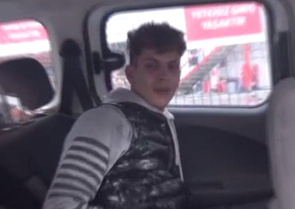 Kadının telefonunu çaldı, polisin üzerine doğru koştu