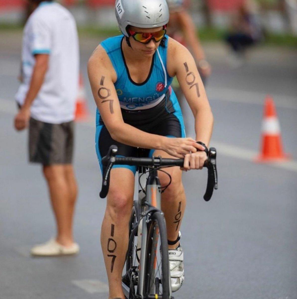 Nevşin Mengü bisikletten düştü