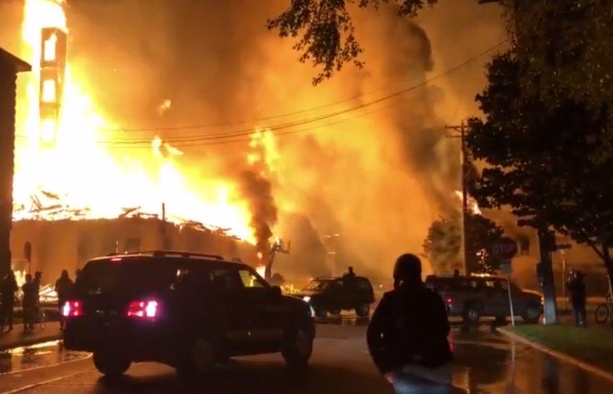 ABD’de yağmalanan AVM'ler ateşe verildi